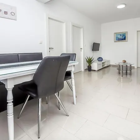 Apartment Maja *