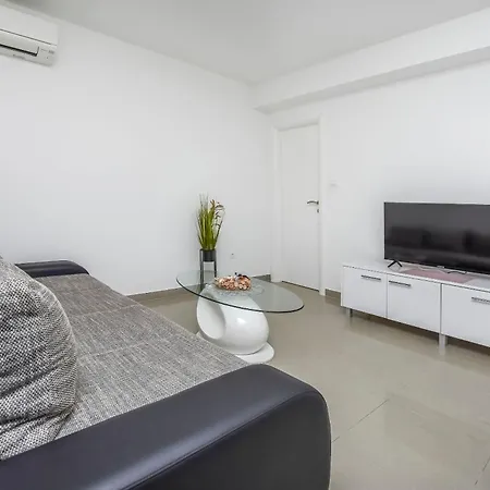 Apartment Maja *