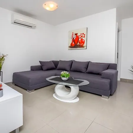Maja Apartment *